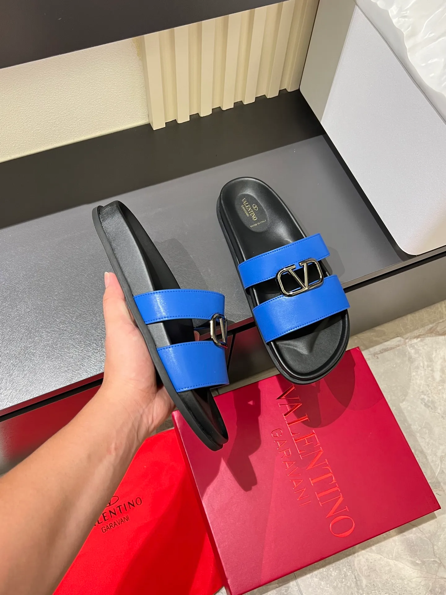 Men's shoes 💰p300 VALENTINO Men's 🧍‍♂️ Spring and summer new style metal logo flat slippers, elegant sandals, the same style worn by celebrities, original molding, imported calfskin. Rubber outsole. Soft and durable, full set of counter packaging size: 39-44 (.45.46 customized)